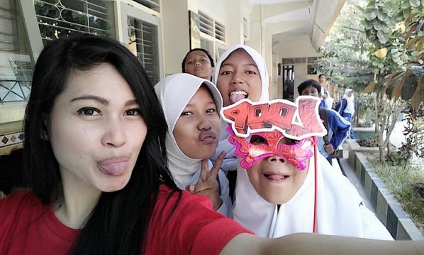 ShfBYP's tweet photo. Lagee foto bareng LOOP nihh:D @LOOP_ID #LoopKepoYK #LGmobile http://t.co/RtcUROjG4b