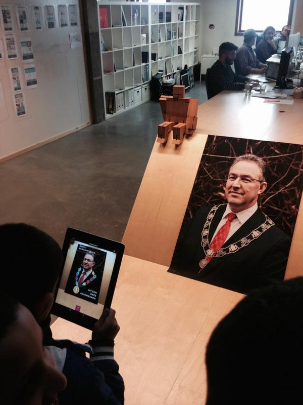 Rodesk's tweet image. Onze burgemeester heeft zijn digitale ambtsketting ontvangen van leerlingen uit Rotterdam Zuid! #ambachtsweken @JINC