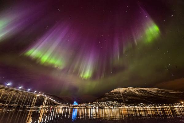 TravelMagazine's tweet photo. Northern Lights in Norway: the greatest light show on Earth http://t.co/fHAIS24GDH http://t.co/qUViCUdsSd