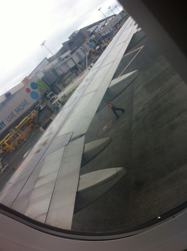 SJasperSamson's tweet photo. If only chiken wings were this big. No will go hungry anymore... Wahahahaaha #JustLanded #NAIA3 #SemBreakers http://t.co/yEHaL9CZVs