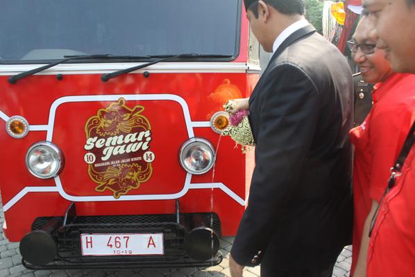 Tsel_JatengDIY's tweet photo. Yaps tpt d pg td Walikota Semarang tlah mresmikan Bus Wisata brnma SemarJawi hadiah dr Telkomsel lhooh. . #Semarjawi http://t.co/DiRZSdAvIV