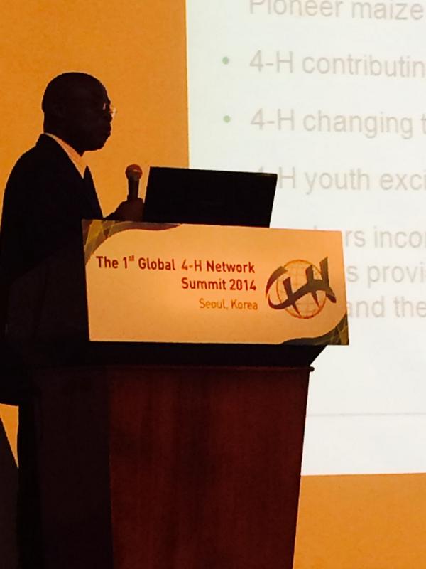 DonFloydJr's tweet photo. Appiah Kwaku Boateng @ghana4h_nsk teaching us about Enterprise Gardens #Global4HSummit #4HGrows #Ghana http://t.co/UB5BchTk0K