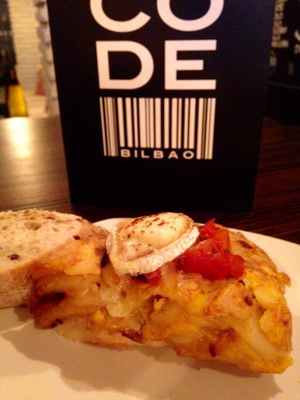 Tortillo_BIO's tweet photo. Tortilla del @CODEBilbao con una combinación acertada. Pimientos con rulo de cabra. Buen sabor y buen cuajo ⅘ http://t.co/iB30fEsFSG