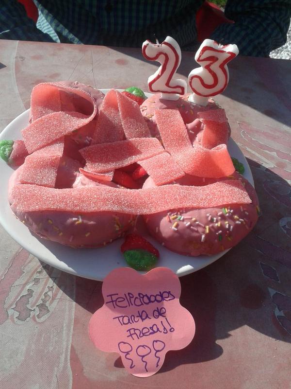 beyorive's tweet photo. Feliiiz cumplee a la mas guapaaa!!! @sra_bombilla @mjc_mik @Irene_Chapas http://t.co/mFwCPsLC2E