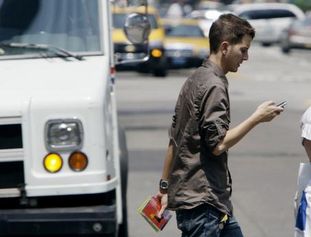 uaeTyouth's tweet photo. #Textwalking is a deadly distraction, avoid distractions and don’t be a reason behind traumas. #FuturePillars http://t.co/X6wxfwWQpl