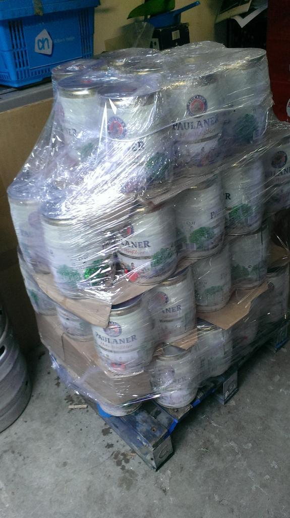 Pallet partyvaten staat klaar voor verzending. Ook dit is mogelijk bij ons!