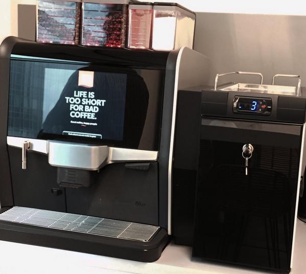 Buiten is het fris maar binnen kun je opwarmen met bonenkoffie/hot choco van verse melk! This one has it all!#coffee