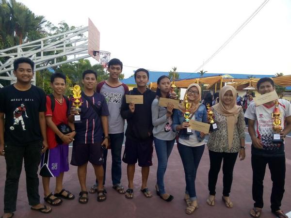 smanda_ketapang's tweet photo. Alhamdulillah SMAN2 mndptkn 5 piala dlm dan 2 juara harapan dlm kgiatan piala OSIS dan Bulan Bahasa http://t.co/NTSnGqnAWO