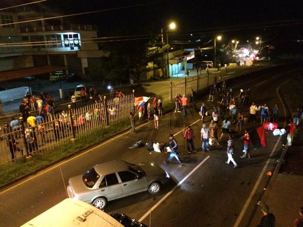 Reporta <a href="/camacho_frank/">Frank Camacho</a>: cierre de calle en Arraiján Cabecera.