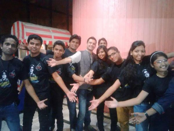mayurpuri's tweet photo. SRKians in Nagpur showing love @iamsrk style! #HNYwithMayur http://t.co/VxPcar1sbi