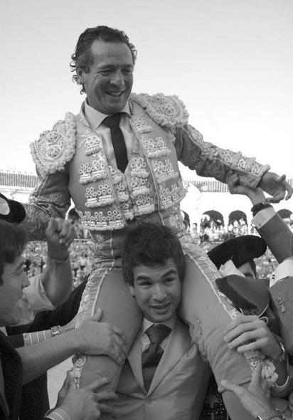 ttorerias's tweet photo. El cielo se tiñe de azul Manzanares #JoséMaríaDolsAbellán #JoséMaríaManzanarespadre #SentidoRecuerdo Q. D. E. P. http://t.co/Ehk4qBfGGC