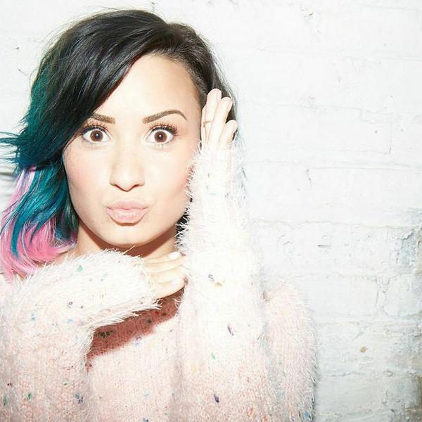 vanidad's tweet photo. #AlertaBeauty: pelo de colores (todos) http://t.co/AJqfFOBh7D http://t.co/8AnzD3iFqH