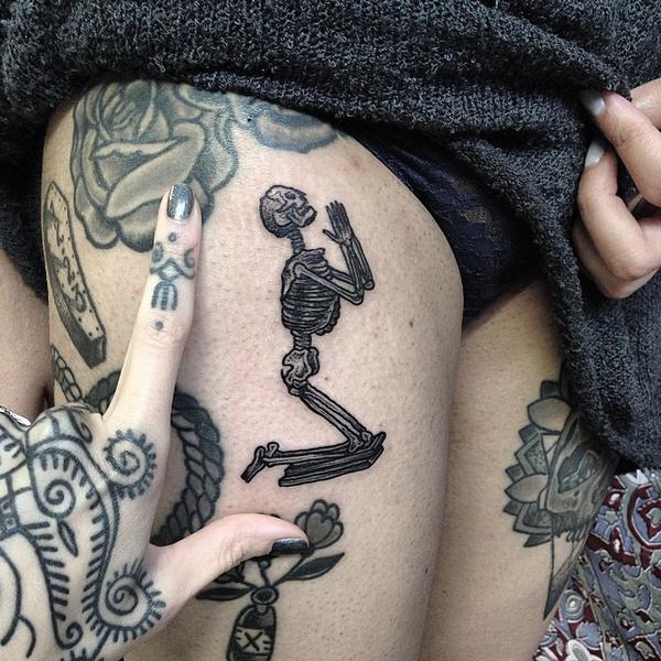 Did this teensy weensy 3 inch praying skeleton on a megababe this morning! So good to meet you Mev :*