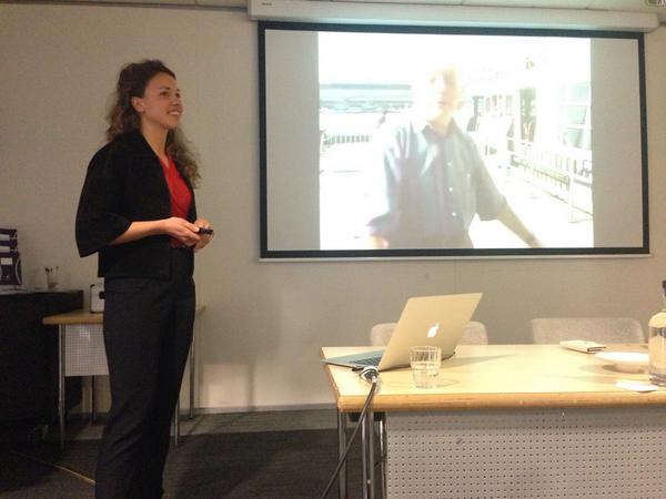 MfUpdates's tweet photo. Tenslotte vertelt @LisanneBuik van @VanChefs over de voorwaarden van de crowd economy. #mfupdates http://t.co/7XNvUEcIjE