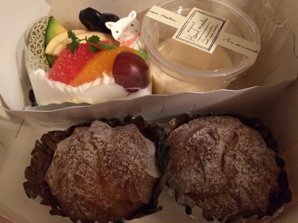 yoshipoooon's tweet photo. 甘いの食べすぎな◟꒰◍´Д‵◍꒱◞明日から控えよう。明日帰ります♡ http://t.co/9Y5JtrJcg9