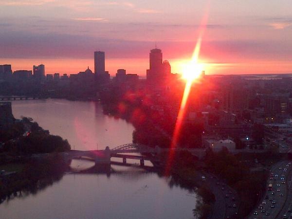 daryldeluca's tweet photo. #wakeupearly pic of the day: sunrise over Boston's Charles! @BUMensRowing @bualumni @HOCR #HOCR50 @BU_ClubSports http://t.co/TmRcDFKieJ