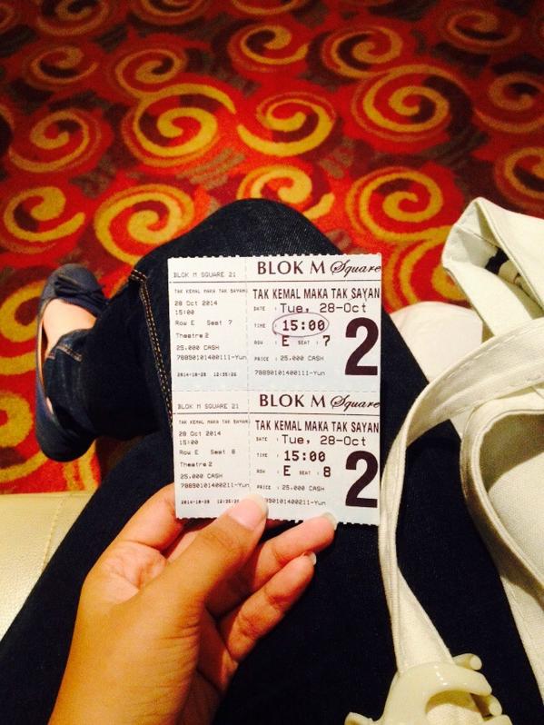 AnaLoversss's tweet photo. @KemalTheMovie tadi ikutan nobar di blok m😘 http://t.co/zwAePzX4Oq