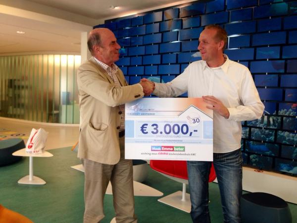 Robert Simons krijgt cheque #PaintingHollandGroep tbv Emma Kzh <a href="/AMC_NL/">Dit account is inactief</a> #kralenketting project #oncologie