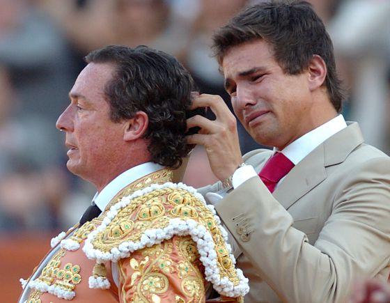 elpais_cultura's tweet photo. Muere el torero José María Manzanares padre a los 61 años http://t.co/f5CYj34nd6 En la foto (Efe), junto con su hijo http://t.co/k1iFsyBLRx