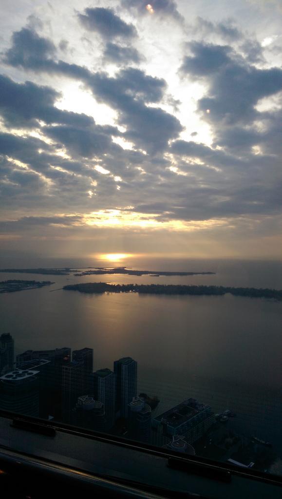 JaneMcEntegart's tweet photo. Microsoft doesn't mess around when the event is cloud-themed. They even shipped in some clouds! #viewfromthecloud http://t.co/t4yc62RiSd