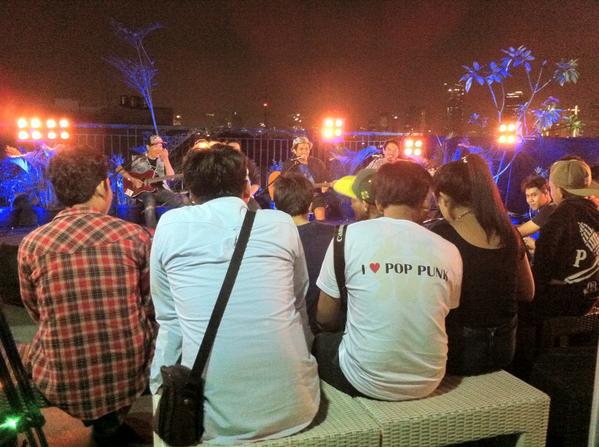rocket_rockers's tweet photo. cie cie cie pacaran sambil nonton RR | #ShootingTaping @breakoutnet http://t.co/Friox4Tif1