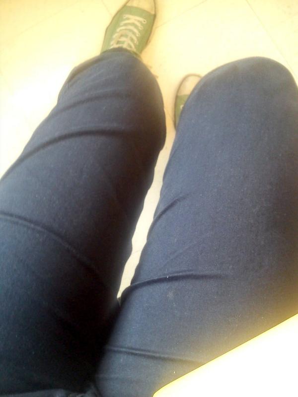 AnaWhtHaveUDone's tweet image. My legs are disgusting...ew need to do more thigh gap work outs 😭😭😭