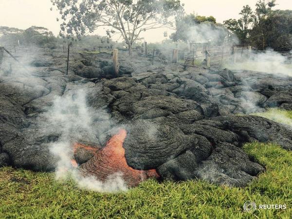 ReutersWorld's tweet photo. Lava flow from Hawaii volcano is now just 70 yards from nearest home: http://t.co/5HbtpZLzg6 http://t.co/pwXQiQ1TaR