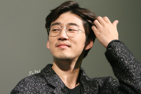 141026 영화 <레드카펫> 무대인사 썽구리 벗고 안경 뙇~! 하고 강림하신 윤배우님. 무대인사 사진은 여기저기 많이 떠서 조금만 ㅎㅎ #지오디 #윤계상...