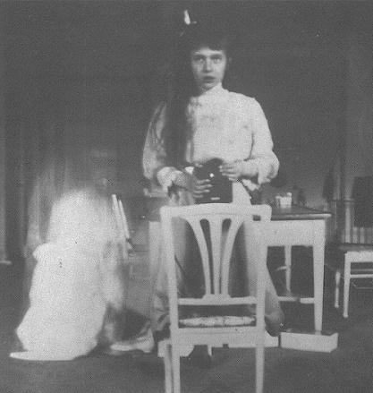 文化◇28日、ロシア・ロマノフ家の皇女アナスタシア(13)が「自撮り」に