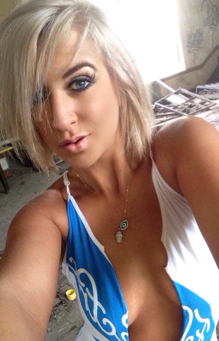 #MartesDeEspejo in an abandoned school!  @PlayboyMX @PlayboyTVLA @PlayboyVzla @Playboy_Arg @muycanseco<a href="/tag/martesdeespejo"class="tags">#MartesDeEspejo</a><a class="tags" href="/tag/playboymx">@playboymx</a>