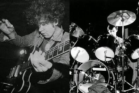 [HAPPY BIRTHDAY] ) William Reid & Stephen Morris 
Guitare @ The Jesus And Mary Chain & la batterie @ Joy Division :) 
