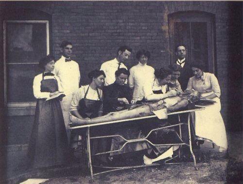 Mujeres estudiantes de medicina en una disección (1895) #HistoriaMedicina