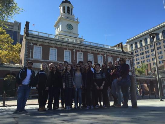 sirjohnlawes's tweet photo. #US2014 SJL students outside Independence Hall in Philadelphia. Looks like they're having great weather! http://t.co/tMfNKLfVyk