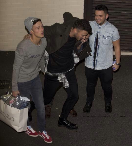 JakeQUpdates's tweet photo. The greatest four tho 😘 Carrying him out like the champ 💞✨ http://t.co/eNAoAxjyYu