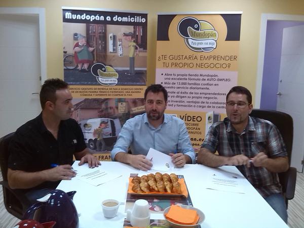 AytoRivas's tweet photo. El alcalde @Pedro_delcura firma un convenio con @Panadomicilio (Mundopán), una empresa ripense que crece #Rivas2020 http://t.co/EybUv32hhK