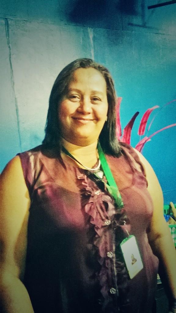 creatividadmax's tweet photo. La famosa #BomBom Leni Garcia excelente #Camarografa #Compañera y hoy de #Cumpleaños #FelizCumple #Torta #Abrazos http://t.co/Klqw8yFq29