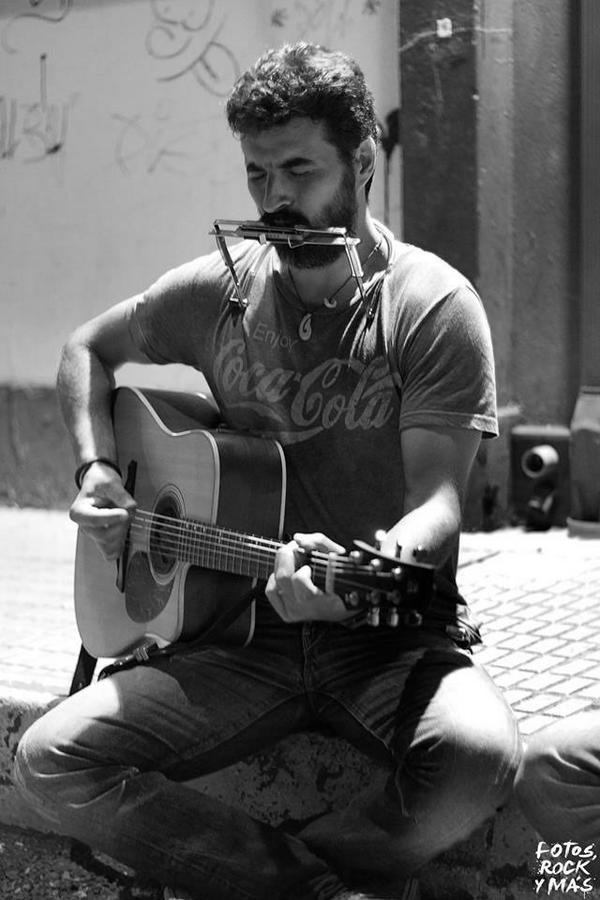 debossesdb's tweet photo. #FinDeFiesta tocando #ThunderRoad http://t.co/S7nUu0rCBx