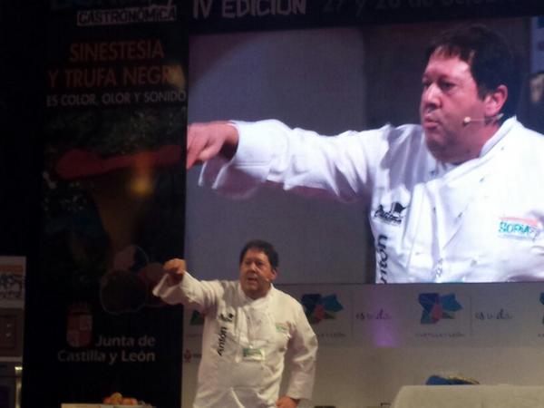 antxon's tweet photo. Qué bueno comenzar con cosas diferentes tras la comida. José Antonio Antón dirige el espectáculo #SoriaG14 http://t.co/4QYplSRIFU