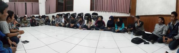 HIMATIFPASIM's tweet photo. Lagi pada meeting nihhh !!! #roadtomakrab2014/2015 http://t.co/3bnQ3AUi9Y