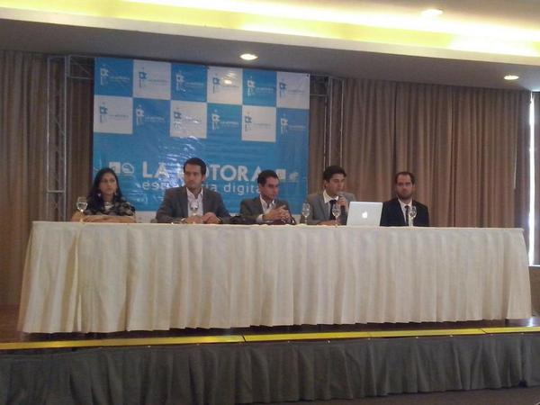 EduSuperiorEc's tweet photo. Estamos en la presentación de #Meet2Go, aplicación desarrollada por la agencia La Motora y ex becarios #EduSuperiorEc http://t.co/K3xhL6HyXX