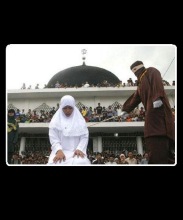 Peroun01's tweet image. En pays d'islam le film du Vendredi c'est la #lapidation en live d'une gamine de 13 ans. #LIslamEstUneSaloperie!!!