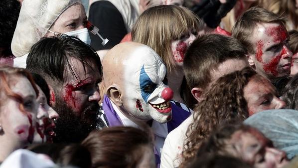 Le_Figaro's tweet photo. À Lille, les zombies se disent victimes collatérales des clowns agressifs >> http://t.co/o5YqE3v23x http://t.co/Avxn2w8RFN