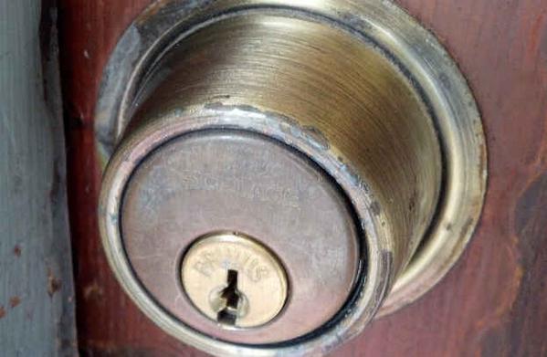 edayspringfield's tweet photo. A recent cluster of thefts throughout the township puts residents on high alert http://t.co/cT4wK5iCW5 http://t.co/ivqGDXL0sE