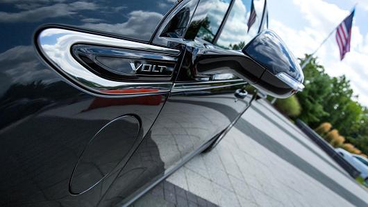 CNBC's tweet photo. General Motors to launch new Volt in 2015: http://t.co/mlRuHlkPWP (via @Lebeaucarnews) http://t.co/qFWsymFcKW