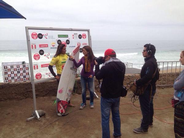 _WANTEDDREAM's tweet photo. Mimi keeping her Ecuadorean flag at the highest at the isa world surfing games Peru 2014 live http://t.co/FYMqNFrl0D http://t.co/71M97AAFwa