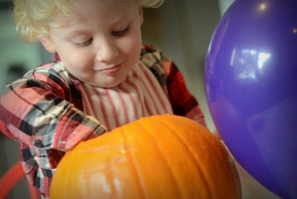 martinbamford's tweet photo. Pumpkin carving this afternoon @LarklinHandmade http://t.co/k2H7SGOX1w