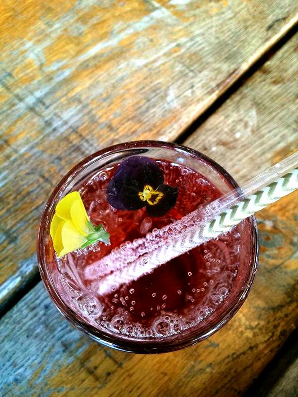 ____f___f____'s tweet image. Prettiest drink award goes to..... #LunchBreakDate
