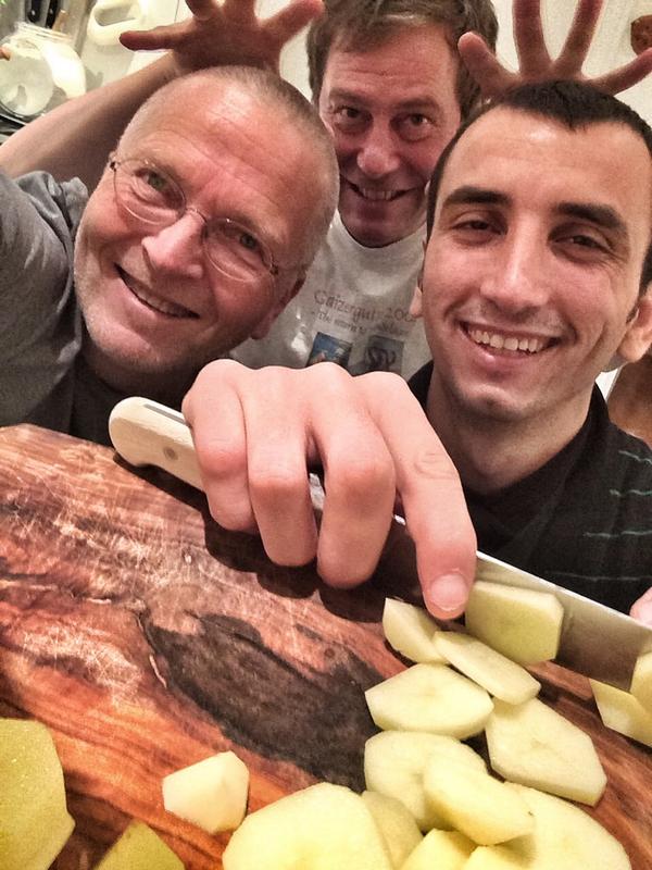 olavn's tweet photo. Lærer å lage syrisk middag med Hasan, mens vi venter på kveldens #Brennpunkt der Hasan er med. #MinFlukt #skrellpotet http://t.co/VanxpBJIG0
