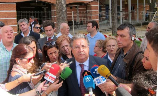 el_pais's tweet photo. El Ayuntamiento de Sevilla (PP) multa con hasta 750 euros por “rebuscar” en los contenedores http://t.co/JQBmvnRtqK http://t.co/lpWd9jfx0V