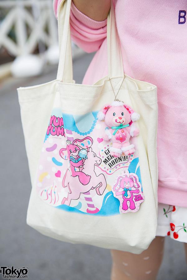 TokyoFashion's tweet image. Harajuku girl in pink look w/ resale sweater, cherry print, Yum Yums tote &amp;amp; Nile Perch #原宿 tokyofashion.com/harajuku-pink-…